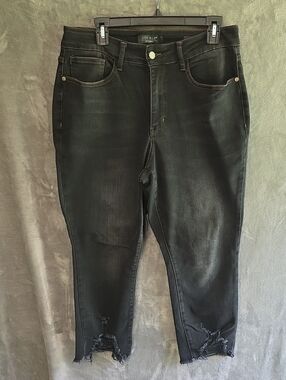 Judy Blue Black Frayed Hem Cropped Jeans